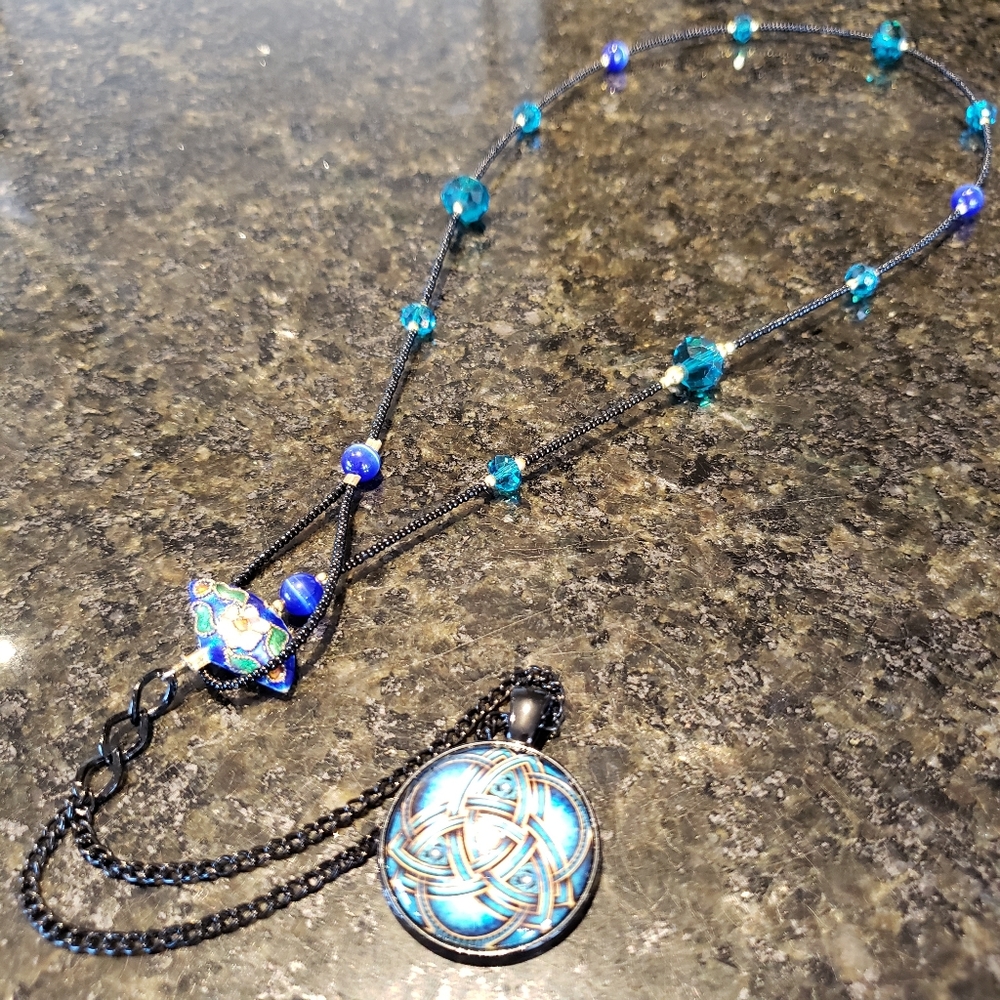 Irish Celtic Trinity Lariat. - Picture 5 of 8